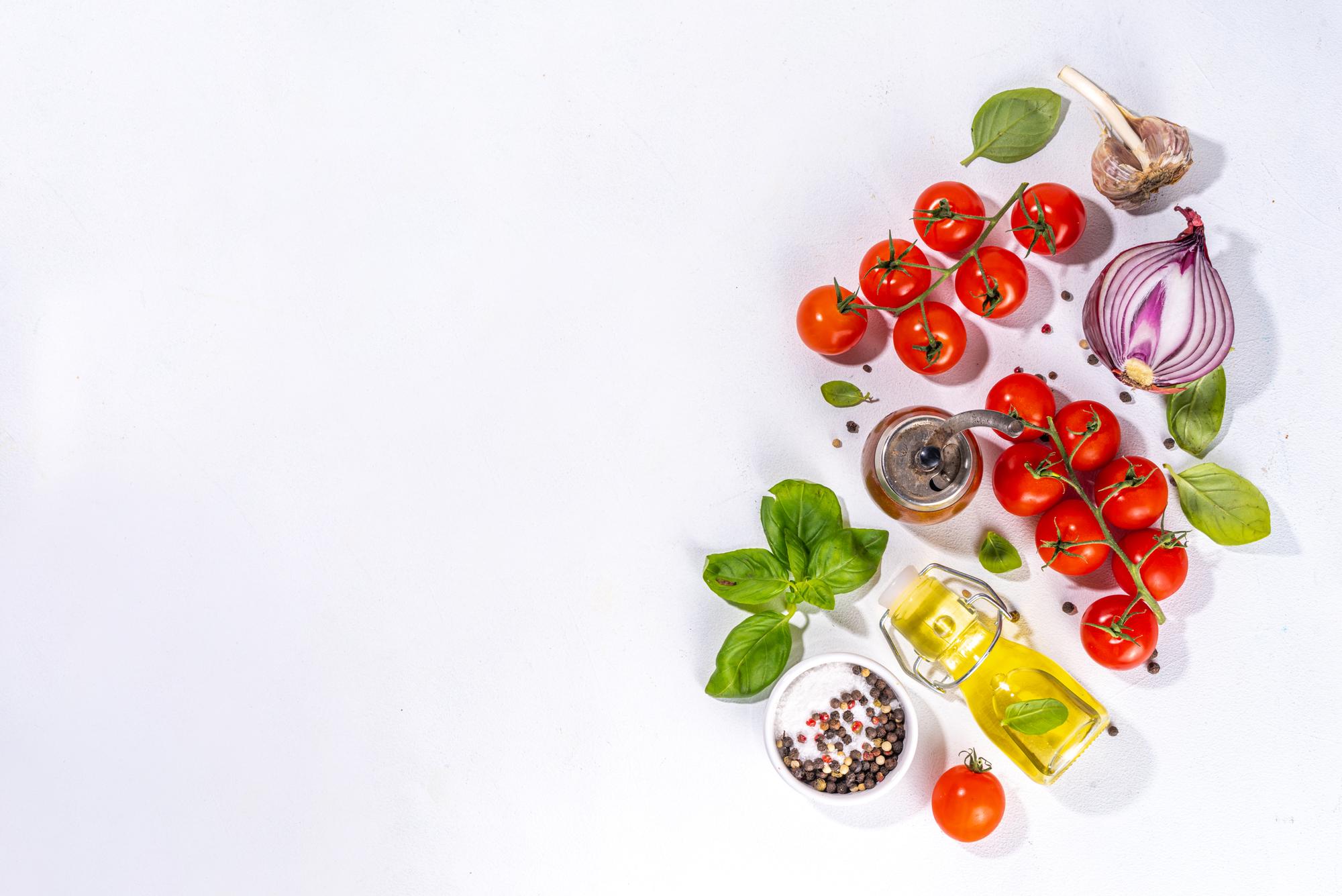 Ingredienti colorati sul tavolo