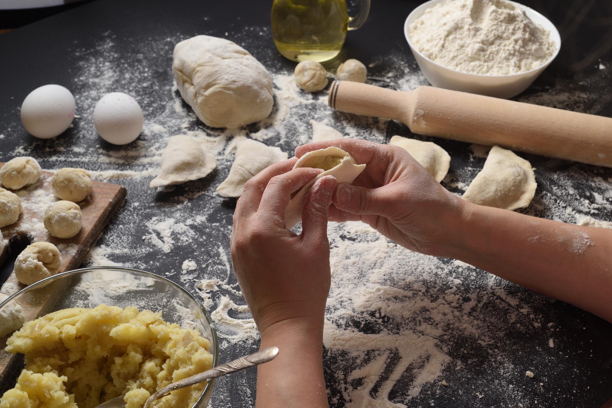 Mani di chef che lavorano la pasta